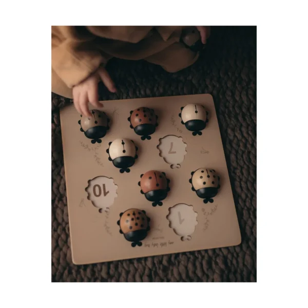 Mrs.ERTHA medinis dėlionės žaidimas „Boružėlės – Skaičiuok ir pažink“